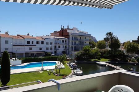 Port Sotavent 2C - Apartamento En La Marina De Empuriabrava - Piscina Comunitaria, - Parking - Vistas Al Canal - Cerca Centro Y Playa Buitenkant foto